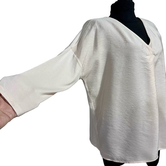 J. Jill Mixed-Media Relaxed V-Neck
Blouse in Blush, size Medium - Picture 5 of 13